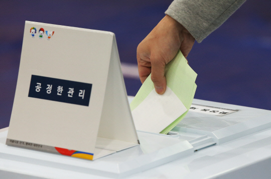 <선택 4.13> 제20대 총선 투표 시작 (수원=연합뉴스) 홍기원 기자 = 13일 오전 경기도 수원시 파장동 제5투표소에서 유권자들이 제20대 국회의원 총선거 투표를 하고 있다. 2016.4.13 xanadu@yna.co.kr (끝)